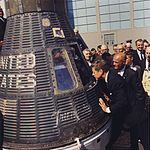 https://upload.wikimedia.org/wikipedia/commons/thumb/1/1e/JFK_inspects_Mercury_capsule%2C_23_February_1962.jpg/150px-JFK_inspects_Mercury_capsule%2C_23_February_1962.jpg